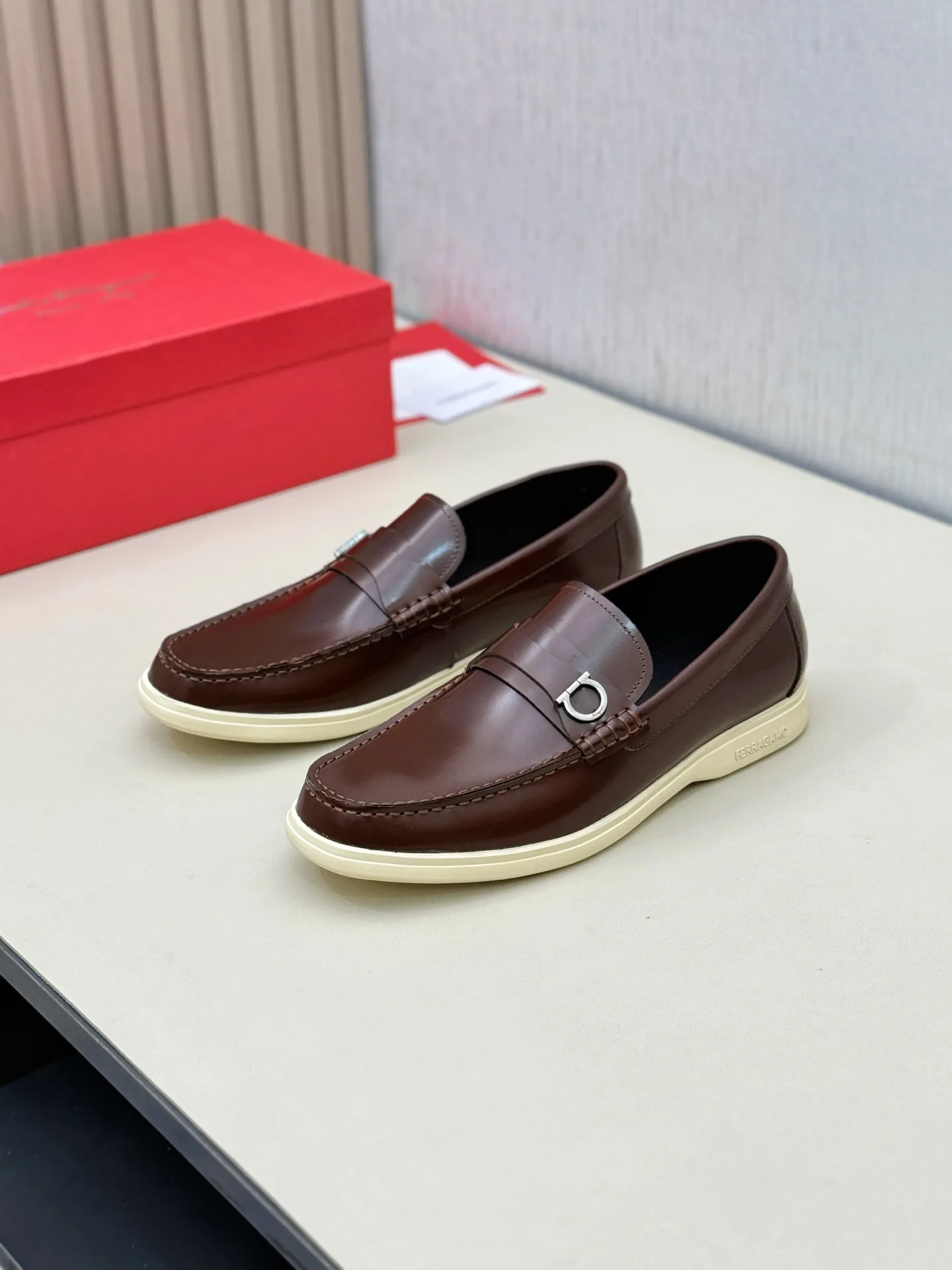 [Ferragamo] P: 580💰 Number of yards: 38~44 (45 orders are non-returnable) Ferragam's new men's driving shoes, the fabric is made of imported cowhide, with visible texture, heavy industrial stitching, dyed calfskin inside, standard logo cowhide feet, big-name experience, soft and comfortable on the feet, a men's favorite, special non-slip and wear-resistant rubber soles, easy to handle various occasions, with original box packaging!